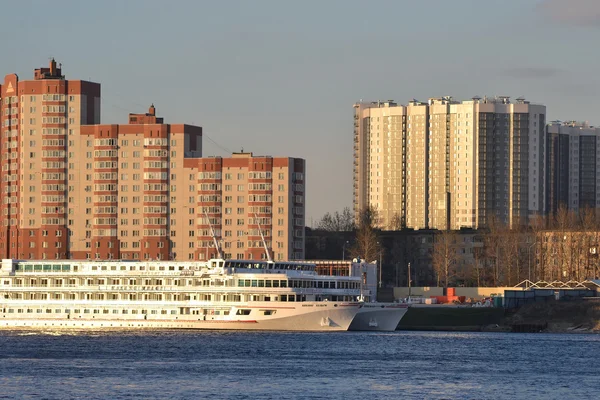 Bateau de croisière sur la rivière Neva . — Photo