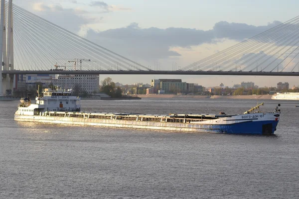 Cargo ship on the Neva river. — Stock Photo, Image