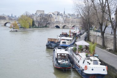 Paris'te seine Nehri çıkabilir.