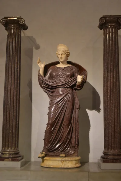 Antigua estatua romana en el Louvre . — Foto de Stock