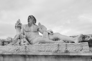 Paris sokaklarda heykel grubu.