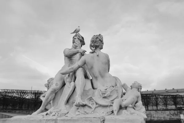 Скульптурная группа на улицах Парижа . — стоковое фото