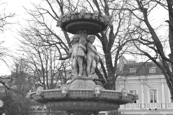 Párizsban, a Champs-Élysées szökőkút. — Stock Fotó