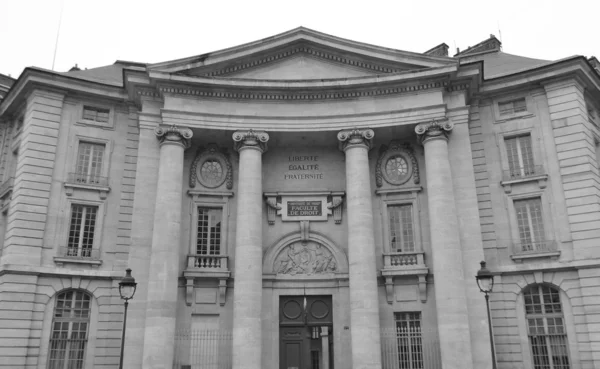 W departamencie budynek wydziału prawa Uniwersytetu w Paryżu. — Zdjęcie stockowe