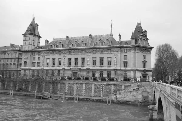 Dijk van de rivier de seine in Parijs. — Stockfoto