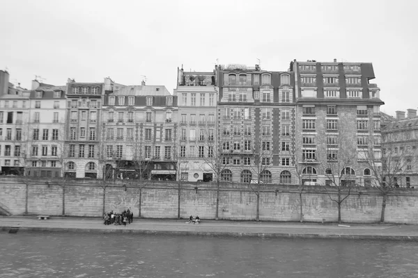 Banvallen av floden seine i paris. — Stockfoto