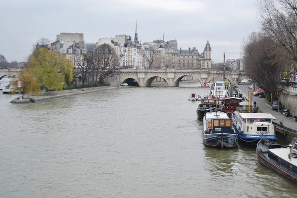 Utsikt över floden Seine i Paris. — Stockfoto