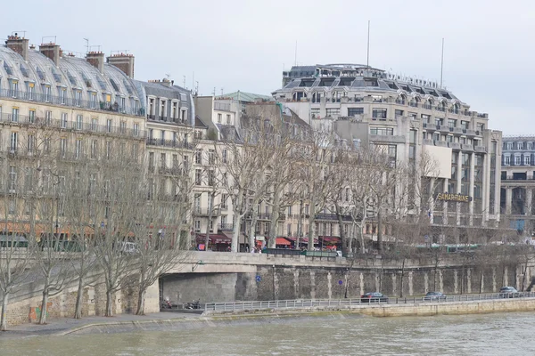 Banvallen av floden seine i paris. — Stockfoto