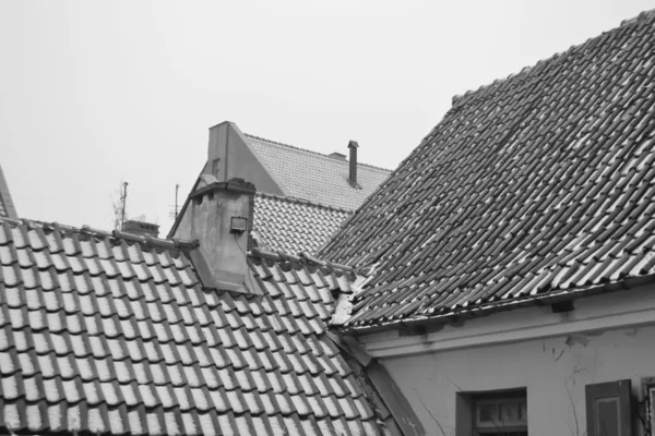 Tak av gammal byggnad i centrum av Klaipeda. — Stockfoto