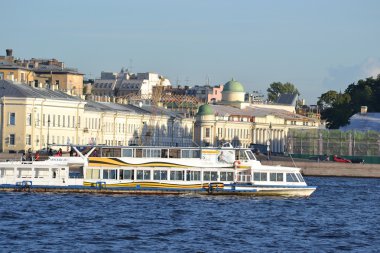 neva Nehri keyfi teknede.