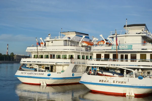 Rivier cruiseschepen. — Stockfoto