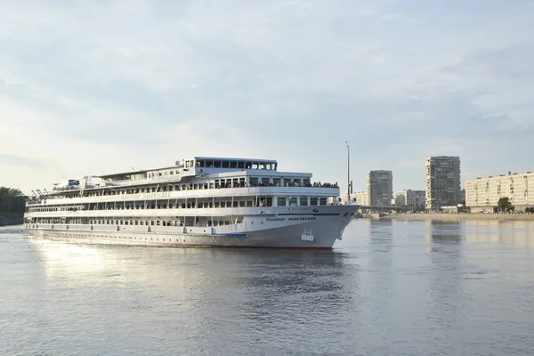 River cruise hajó kifutását a Szentpéterváron. — Stock Fotó