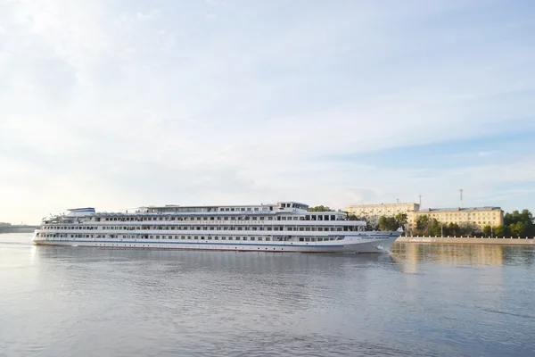 Flusskreuzfahrtschiff auf der Newa. — Stockfoto