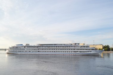 River cruise gemisi river neva üzerinde yelken.