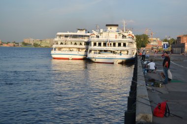 nehir yolcu gemilerine.