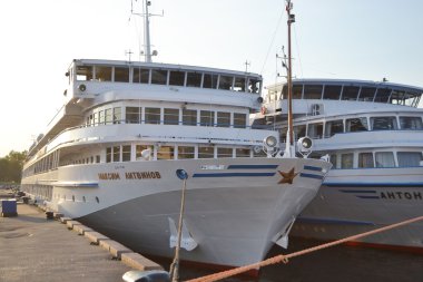 nehir yolcu gemilerine.