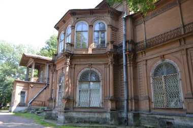 Ahşap buildind, Manor Gromov terk edilmiş.