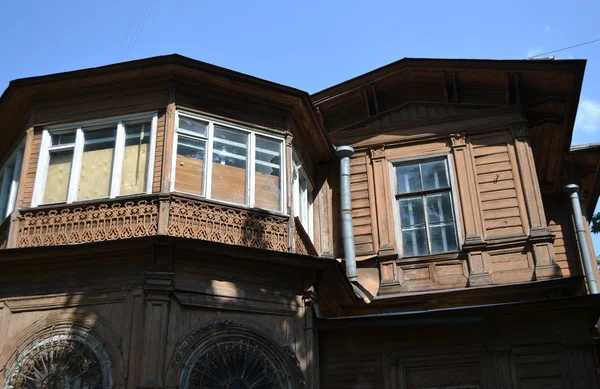 Старое деревянное заброшенное здание, усадьба Громова . — стоковое фото
