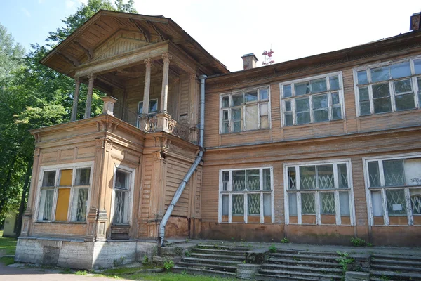 Régi fa elhagyott buildind, Manor Gromov. — Stock Fotó