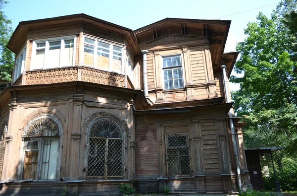 Old wooden abandoned buildind, Manor Gromov. — Stock Photo, Image