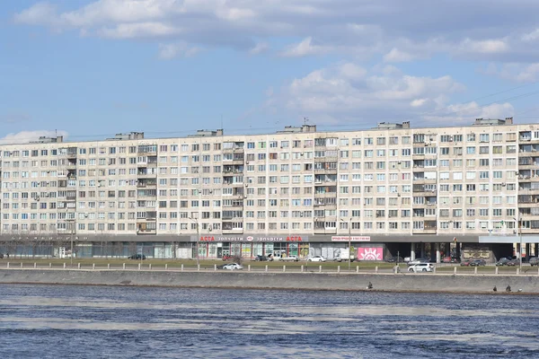 Outubro Embankment em São Petersburgo . — Fotografia de Stock