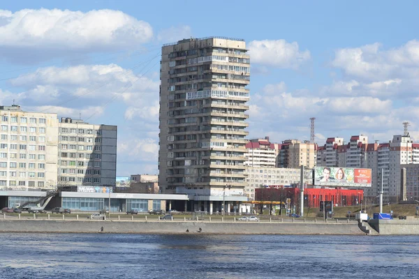 Octubre Embankment en San Petersburgo . — Foto de Stock