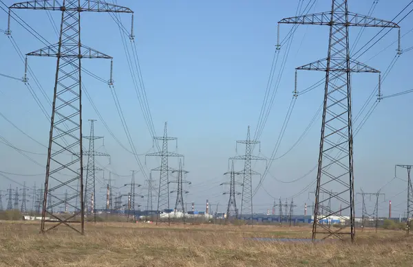 Voorjaar landschap met elektriciteit pylonen. — Stockfoto