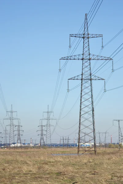 Voorjaar landschap met elektriciteit pylonen. — Stockfoto