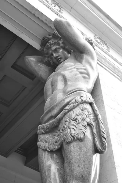 Atlant heykel. Yeni Hermitage. — Stok fotoğraf