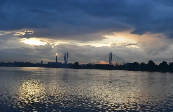 Gün batımında Neva Nehri'nin görünümü. — Stok fotoğraf