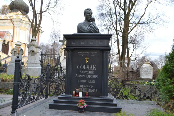 Graf van Anatoli Sobtsjak op Nikolskoje kerkhof. — Stockfoto