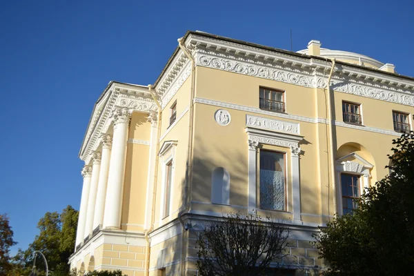 Palais dans le parc Pavlovsk . — Photo