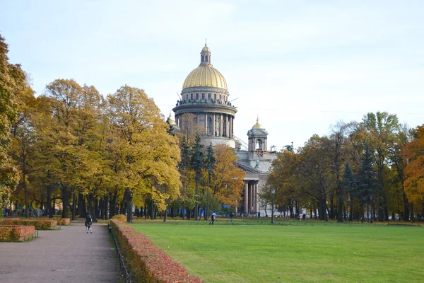 Alexander Garden en St.Isaacs kathedraal in herfstdag — Stockfoto