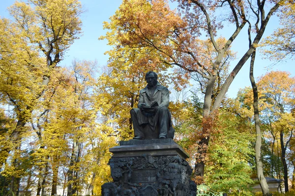 Крилов пам'ятник в літній сад. — стокове фото