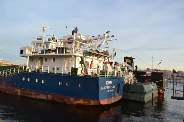 Cargo ship on the Neva river. — Stock Photo, Image