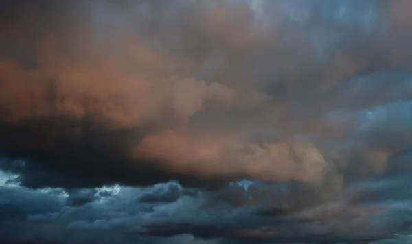 Облака на закате . — стоковое фото