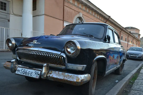 Ancienne voiture soviétique Volga . — Photo