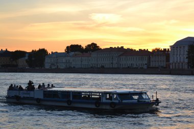 neva Nehri üzerinde tenezzüh tekneleri.