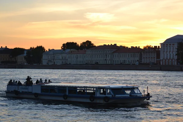 Pleziervaartuigen op de rivier neva. — Stockfoto