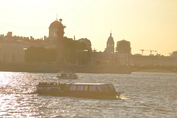 Neva Nehri üzerinde tenezzüh tekneleri. — Stok fotoğraf