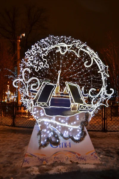 Belysta dekoration på Julmarknad på natten. — Stockfoto