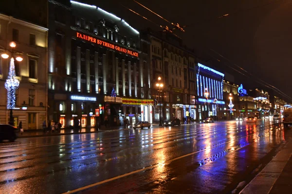 圣彼得斯堡，涅瓦大街的夜晚. — 图库照片