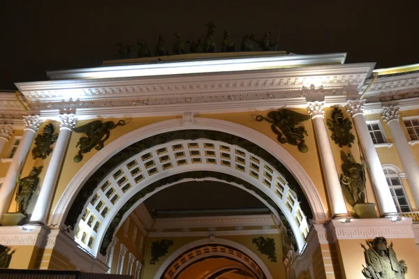 Arco do Estado-Maior à noite . — Fotografia de Stock