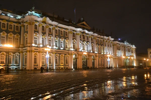 Het Staatsmuseum de Hermitage nachts. — Stockfoto