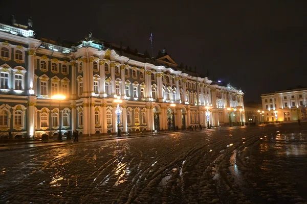 Het Staatsmuseum de Hermitage nachts. — Stockfoto