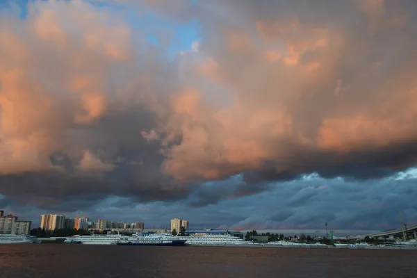 Nuvens ao pôr-do-sol . — Fotografia de Stock