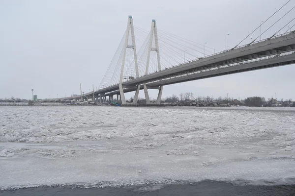 Кабель залишився мостом в похмурий зимовий день . — стокове фото