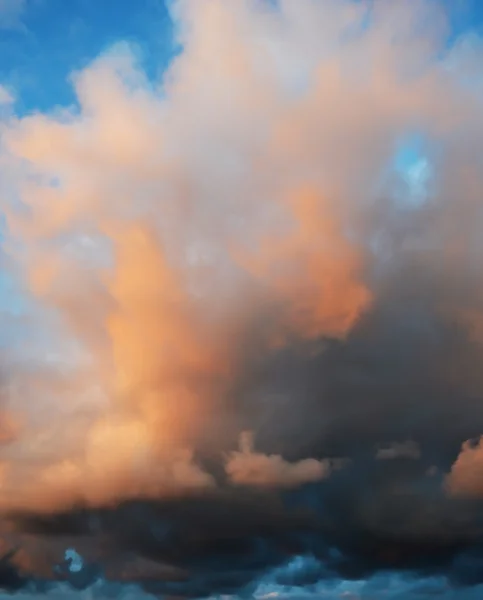 Wolken bei Sonnenuntergang. — Stockfoto