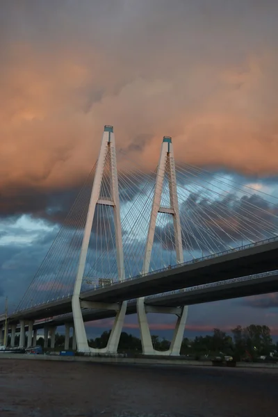 Kabel bleef brug bij stormachtige dag. — Stockfoto