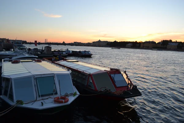 Embarcação de prazer no rio Neva . — Fotografia de Stock